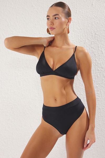 Trendyol Collection Schwarzes, gerades, dreieckiges, hoch tailliertes Hipster-Bikini-Set mit hohem Beinausschnitt TBESS22BT0016