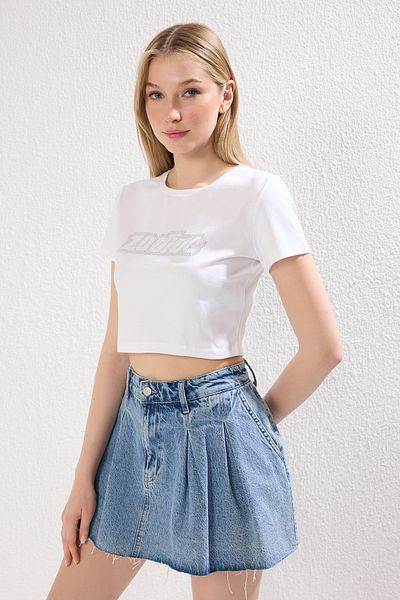Trendyol Collection Tricou crop din bumbac imprimat cu piatră albă cu gât crew - TWOSS23TS00128