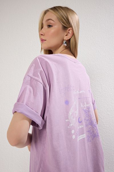 Trendyol Collection Fliederfarbenes Boyfriend-T-Shirt mit Rundhalsausschnitt – 100 % Baumwolle, Rückenaufdruck, blasser Effekt TWOSS23TS00109