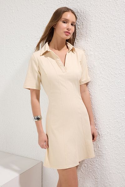 Trendyol Collection Mini tkané šaty Ecru s rovným lemem a otvorem v pase Twoss25El00184