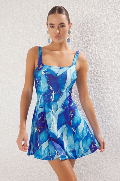 Trendyol Collection Badeanzug mit quadratischem Ausschnitt und Rock – mehrfarbiges und abstraktes Muster TBESS24MA00175