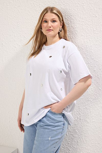 Trendyol Curve Weißes Strick-T-Shirt in Übergröße – selbstklebendes Spiegelzubehör TBBSS25BF00040