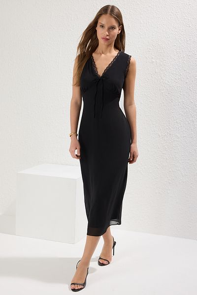 Trendyol Collection Μαύρο μονόχρωμο μίντι υφαντό φόρεμα με λεπτομέρεια δαντέλας TWOSS25EL00409