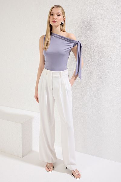 Trendyol Collection Szürke aszimmetrikus galléros fűzős részlet Rugalmas kötött blúz TWOSS25BZ00400
