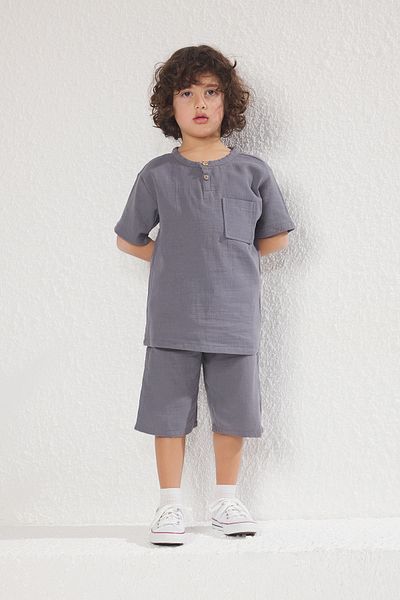 TRENDYOLKIDS Graues T-Shirt-Shorts-Set für Jungen mit Taschen, gestricktes Oberteil und Unterteil aus Baumwolle, TKDSS24AU00020
