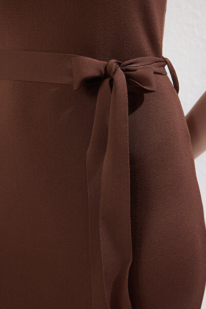 Trendyol Collection Hnědé hladké midi úplety s čtvercovým výstřihem s páskovým úpletem Šaty Twoss25El00499