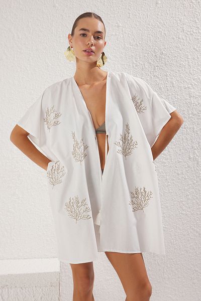 Trendyol Collection Weißer Mini-Kimono mit Stickerei und Kaftan – TBESS25KM00012