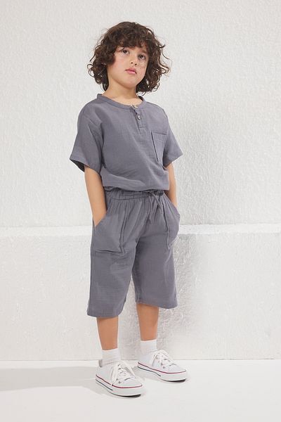 TRENDYOLKIDS Graues T-Shirt-Shorts-Set für Jungen mit Taschen, gestricktes Oberteil und Unterteil aus Baumwolle, TKDSS24AU00020