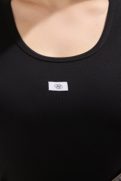 Trendyol Curve قميص قصير مضلع بتفاصيل علامة سوداء مقاس كبير TBBSS25CV00012