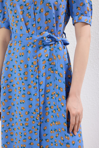 Trendyol Collection Modré, tkané viskózové košilové šaty s páskem s květinovým vzorem TWOSS20EL1559