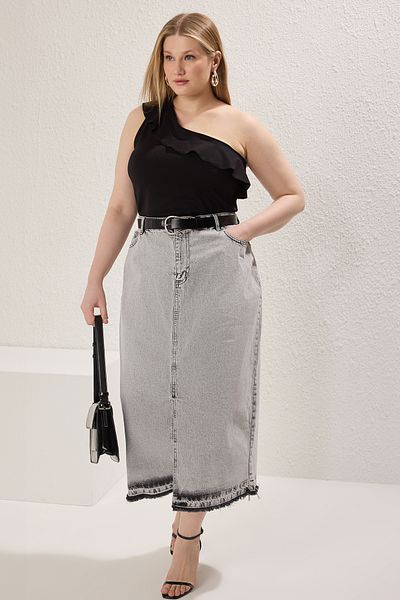 Trendyol Curve Schwarze Bodycone-Strickbluse mit Rüschen in Übergröße – TBBSS25AF00079