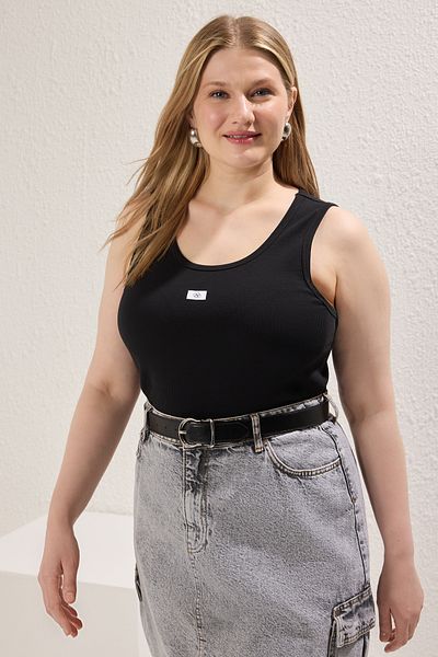 Trendyol Curve Schwarzes, detailliertes, geripptes Camisole-Unterhemd in Übergröße TBBSS25CV00012