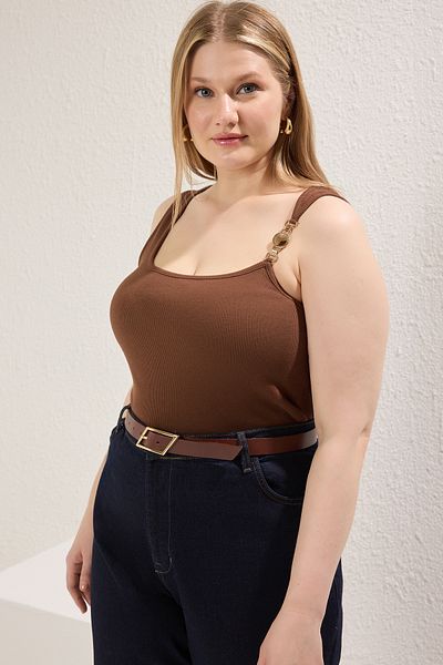 Trendyol Curve Braune Strickbluse in Übergröße mit Accessoires TBBSS25AF00091