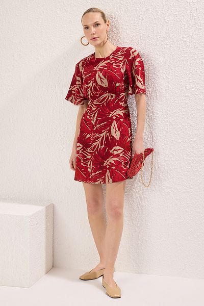 Trendyol Collection Burgunderrotes, tropisches, florales A-Linien-Viskose-Minikleid mit Weben TWOSS24EL00632
