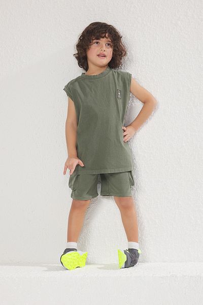 TRENDYOLKIDS Set pantaloni scurți kaki pentru băieți - bumbac, cu efect învechit/pătat, set tricotat jos-sus TKDSS25AU00026