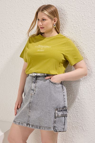Trendyol Curve Grünes Strick-T-Shirt mit Rundhalsausschnitt und Slogan-Print in Übergröße TBBSS25BF00020