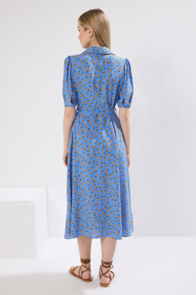 Trendyol Collection Modré, tkané viskózové košilové šaty s páskem s květinovým vzorem TWOSS20EL1559