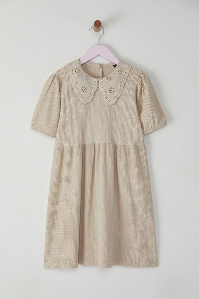 TRENDYOLKIDS Steinfarbenes, gerades Mini-Strickkleid TKDSS25EL00022