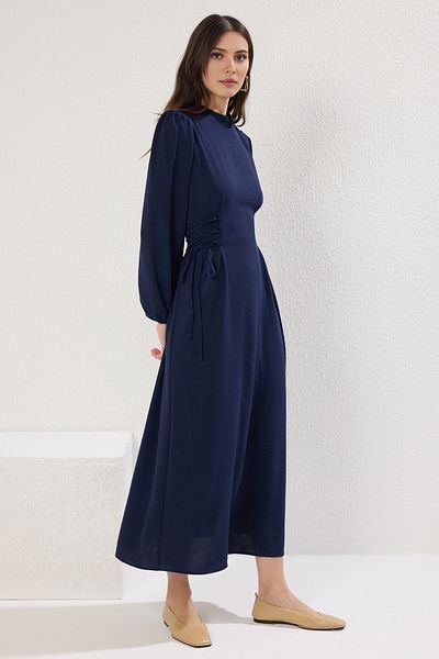 Trendyol Modest فستان منسوج بياقة القاضي باللون الأزرق الداكن وخصر بريتلي Aerobin TCTSS25EB00082