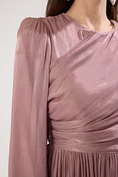 Trendyol Modest Stříbrné šifonové večerní šaty s pudrovou podšívkou detail šerpy Tctaw25Db00012