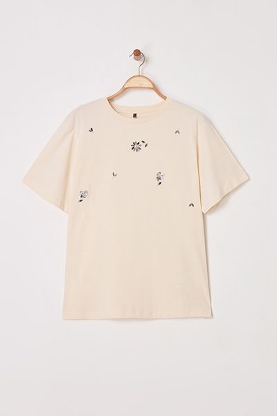 Trendyol Curve Beigefarbenes, mit Blumen besticktes T-Shirt mit Rundhalsausschnitt in Übergröße – TBBSS25BF00024