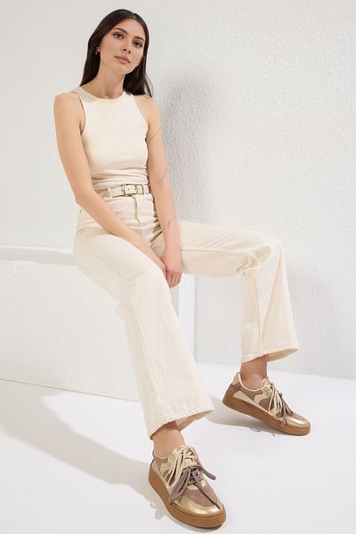 TRENDYOL SHOES Goldfarbene Damen-Retro-Sneaker mit zwei Schnürsenkeln und doppeltem Verwendungszweck aus kontrastierendem Wildleder in Metallic-Optik TAKSS25SN00008