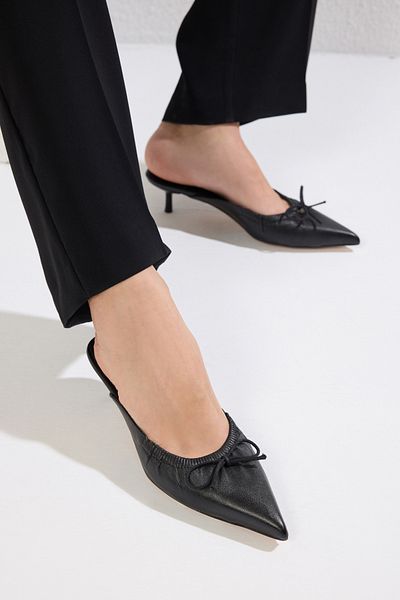 TRENDYOL SHOES Damen-Hausschuhe mit Mule-Kitten-Absatz und Kordelzug in Schwarz mit Schleifendetail TAKSS25TO00013
