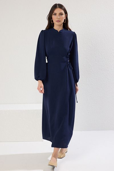 Trendyol Modest فستان منسوج بياقة القاضي باللون الأزرق الداكن وخصر بريتلي Aerobin TCTSS25EB00082
