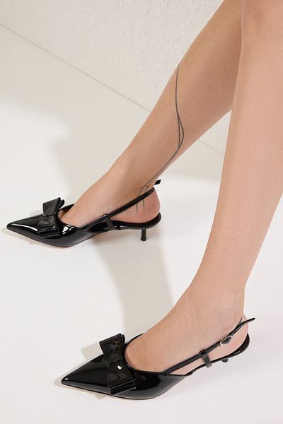 TRENDYOL SHOES Schwarze Kitten-Absatzschuhe für Damen mit Schleifendetail TAKSS25TO00032