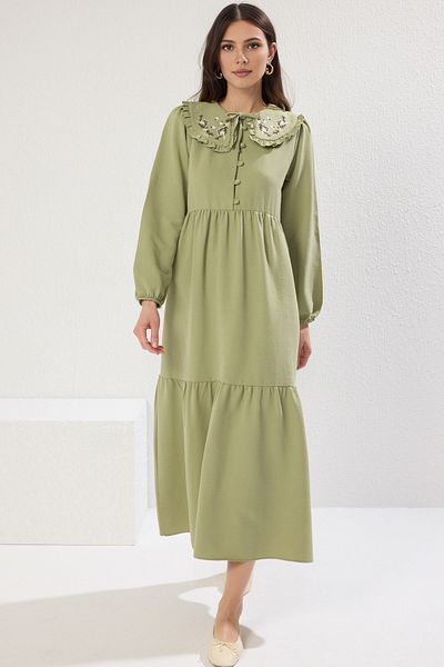 Trendyol Modest Gewebtes Kleid im Leinen-Look mit halbem Knopfleiste und grünem, besticktem Ausschnitt TCTSS23EB00257