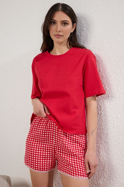 Trendyol Collection Rote karierte, detaillierte Single-Jersey-Nachtwäsche mit Spitzendetail – THMSS25PT00273