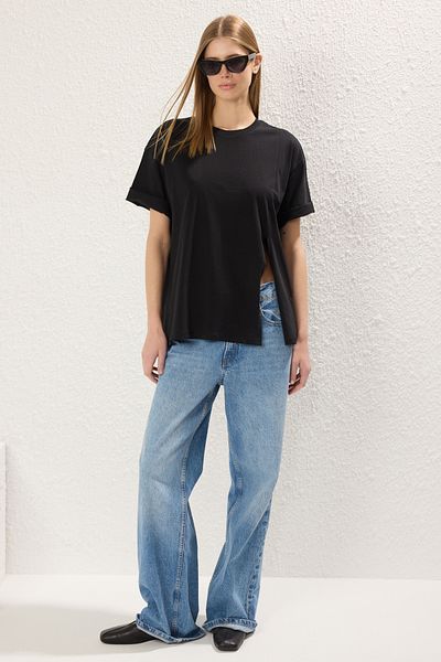 Trendyol Collection Schwarzes, asymmetrisches, entspanntes T-Shirt mit Schlitz – 100 % Single-Jersey TWOSS24TS00140