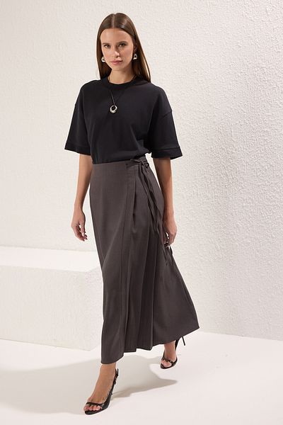 Trendyol Modest Anthrazitfarbener, plissierter, detaillierter Webrock TCTAW25EE00007