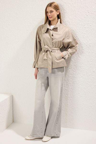 Trendyol Collection Hellkhakifarbener, detaillierter, regulärer, kurzer Trenchcoat mit Nähten TWOSS25TR00016