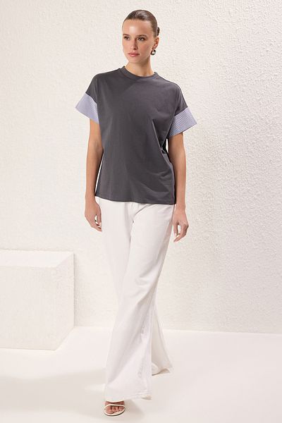 Trendyol Collection Antracitové pletené tričko uvolněného střihu s detailem popelínového rukávu - Twoss24Ts00007