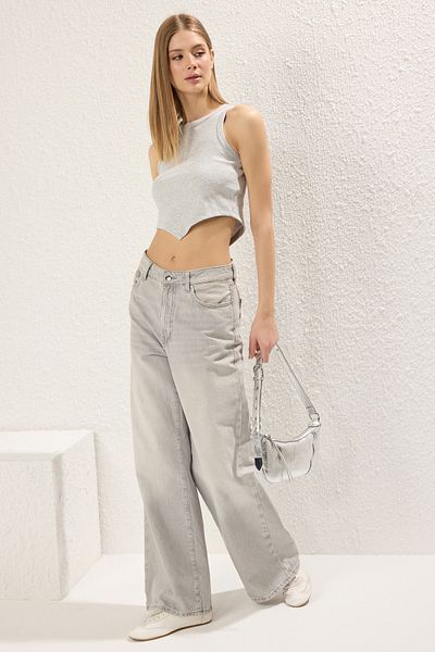 Trendyol Collection Asymmetrisches Super Crop Grey Melange Corded Strick-Unterhemd – TWOSS22AL0065