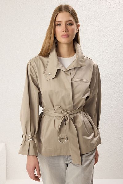 Trendyol Collection Hellkhakifarbener, detaillierter, regulärer, kurzer Trenchcoat mit Nähten TWOSS25TR00016