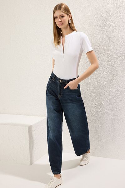 Trendyol Collection Weiße Knopf-Strickbluse mit Rundhalsausschnitt und kurzen Ärmeln TWOSS25BZ00231