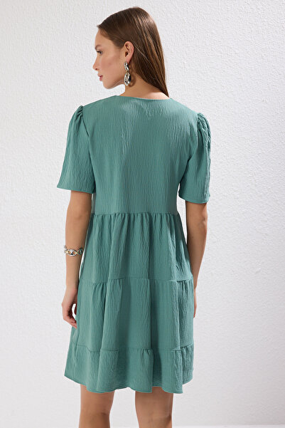 Trendyol Collection Khaki minišaty s výstřihem do V – široký střih, tkané, TWOSS20EL0400