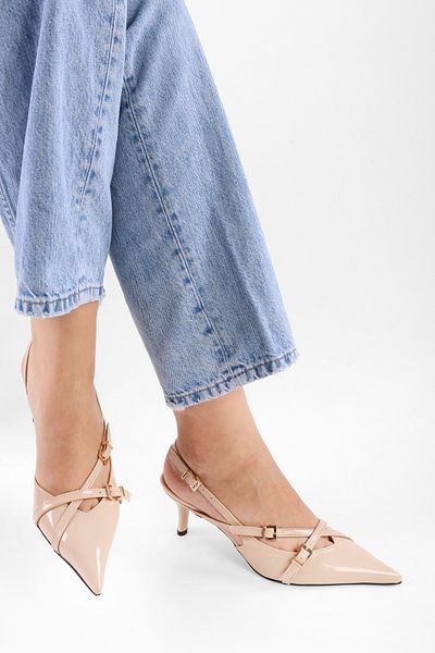 Shoeberry Damen-Stiletto „Lover“ aus hellbraunem Lackleder mit Gürtelschnalle und spitzer Spitze