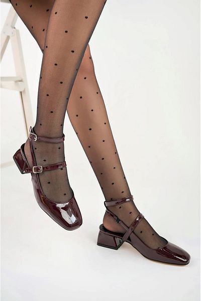 MAYA SHOES حذاء بكعب لطيف من الجلد اللامع - رباط مزدوج وتفاصيل إبزيم