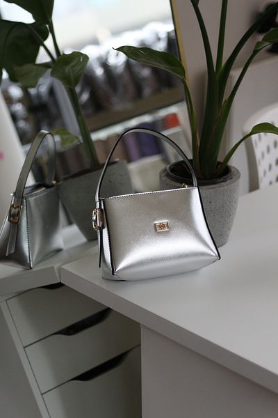 Moom Bag Geantă de umăr de mână cu mâner cu textura strălucitoare argintie pentru femei