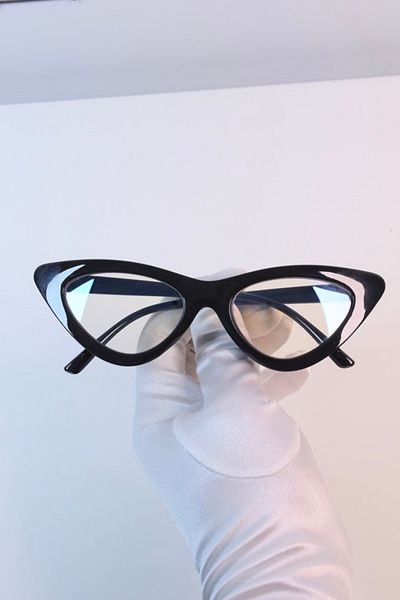 LOOKUP The Cat Eye Glasses with Blue Light Protection are Optically Compatible and Relax in Computer Television vs. Use.
