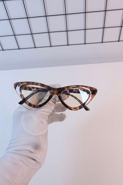 LOOKUP The Cat Eye Glasses with Blue Light Protection are Optically Compatible and Relax in Computer Television vs. Use.