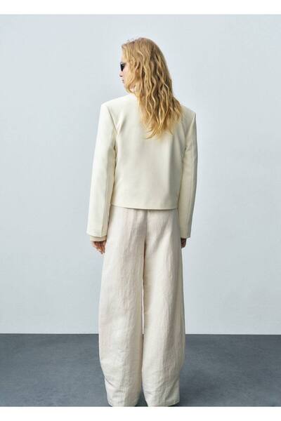 MANGO Woman Kalıplı crop blazer ceket