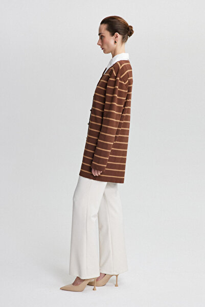 Touché Privé ZLATÝ KNOFLÍK PODROBNĚ PLETENÝ CARDIGAN