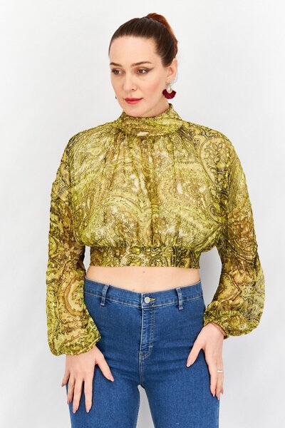 Asos Design بلوزة نسائية مطبوعة بنقشة البايزل بأكمام طويلة وياقة عالية، لون أ...