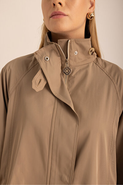 Aker Hakim Yakalı Detaylı Su Geçirmez Kap