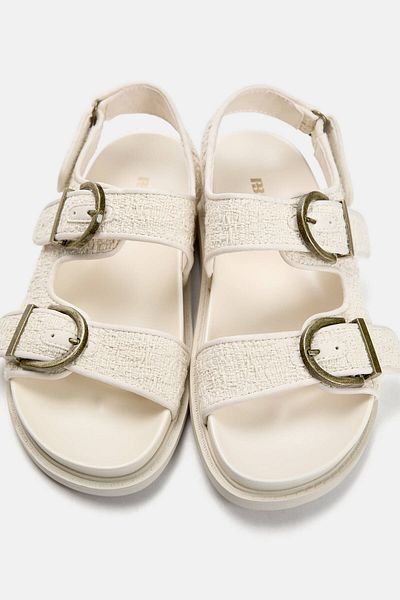 Pull & Bear صندل مسطح مع أبازيم