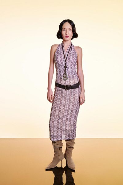 Quzu Rochie din tul adunat cu guler halter de culoare bej